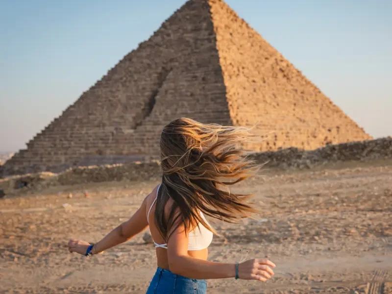 una donna davanti alle piramidi, viaggio al cairo
