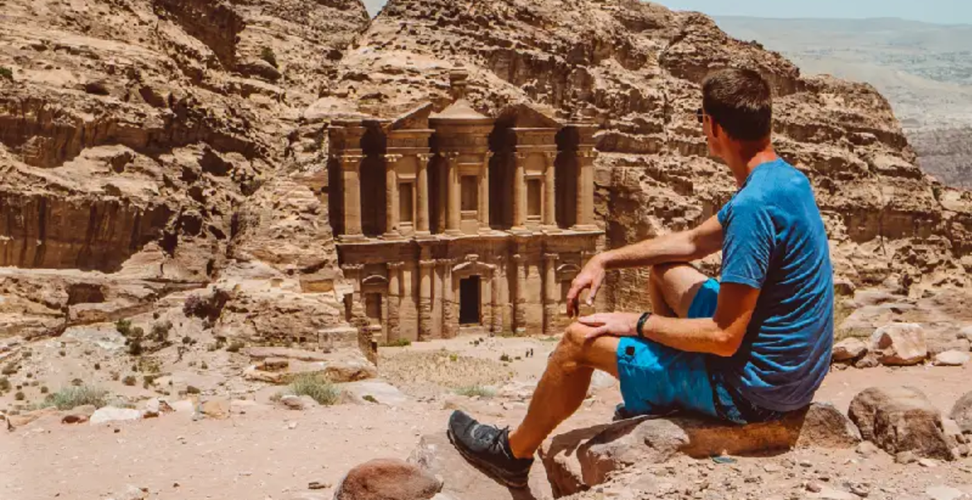 un uomo a petra, cosa vedere in giordania