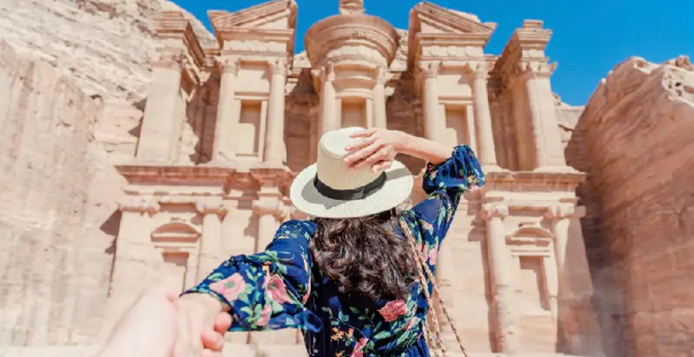 una ragazza visita petra, cosa fare in giordania