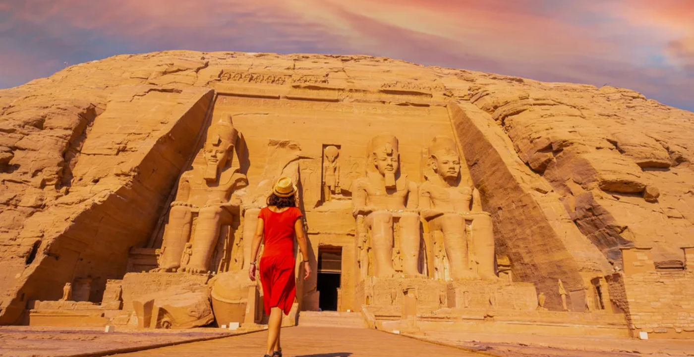 una ragazza al tempio di abu simbel, clima  in egitto a dicembre