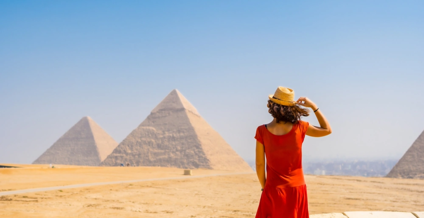 una donna si trova alle piramidi, per andare in egitto serve il passaporto?