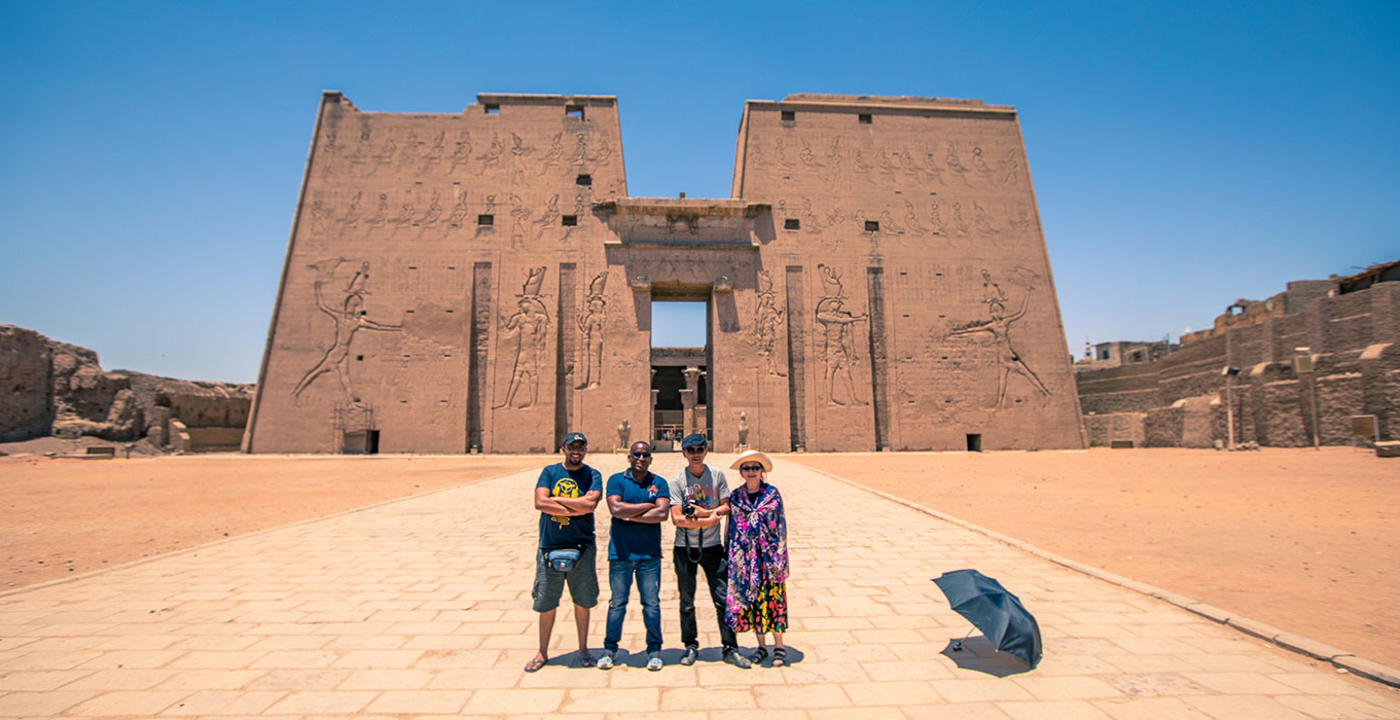 quattro turesti al tempio di Edfu
