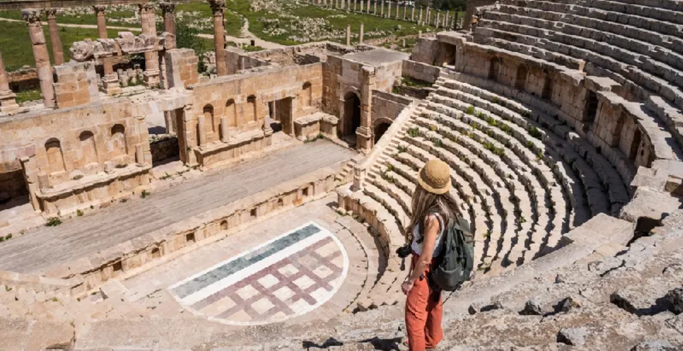 una ragazza al teatro romano di Amman
