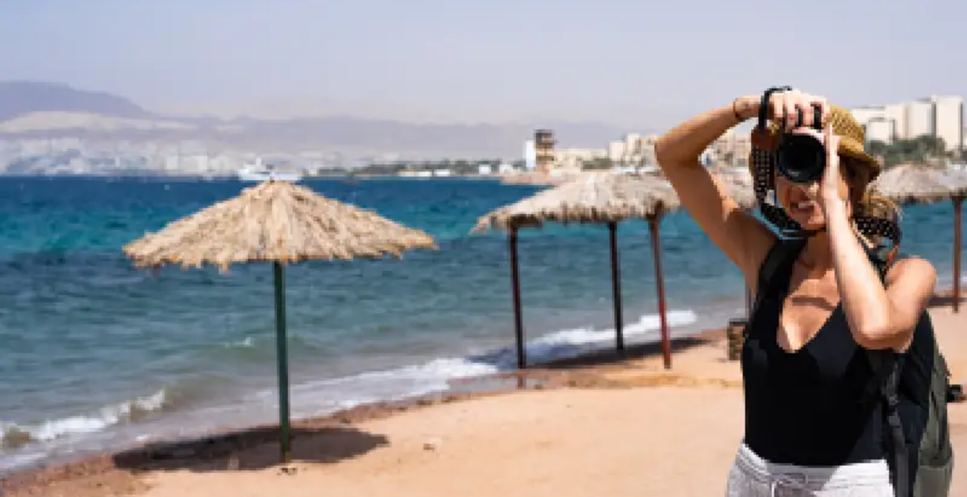 una donna sulla spiaggia di nuweiba, nuweiba