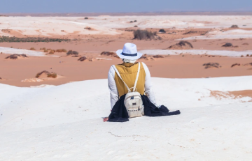 una ragazza nel deserto bianco, egitto deserto bianco
