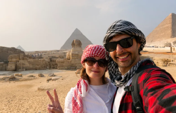 una coppia davanti alle piramidi, pasqua in egitto offerte