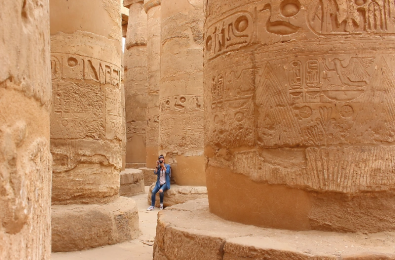 Spettacolo di Suoni e Luci al Tempio di Karnak, Una donna accanto alle colonne di Karnak