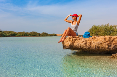 Snorkeling Ras Mohamed, una donna a una roccia a Ras Mohamed