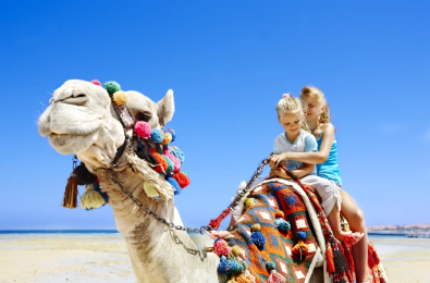 Viaggio Capodanno Egitto, due bambini alla spiaggia del mar rosso