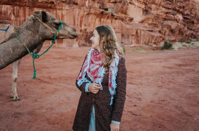 una donna al deserto di wadi rum davanti un cammello, Giordania tour in giorni