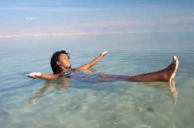 donna nel Mar Morto, vacanza giordania