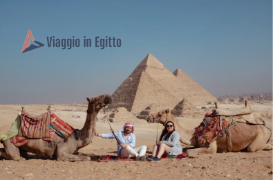 una coppia davanti alle piramidi, pasqua in egitto 2026