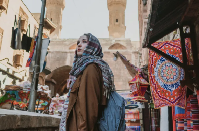 donna che passeggia nel mercato della città vecchia del cairo,crociera nilo e cairo