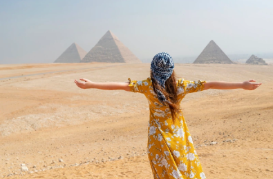 una donna davanti alle piramidi, tour egitto piramidi e mare