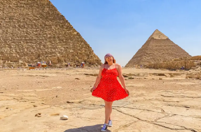 una donna davanti alle piramidi di giza , tour cairo e luxor