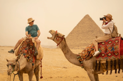 un cammello davanti alle piramidi, offerta di lusso in egitto