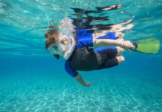 Un Bambino cha fa snorkelling, vacanze in egitto ad agosto