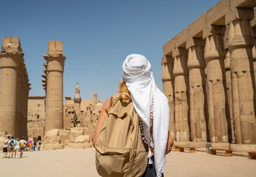 una donna nel tempio di luxor, offerte egitto agosto
