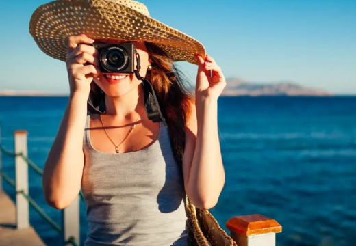 Donna che scatta un foto, vacanza egitto agosto