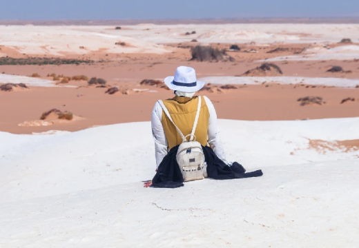 una ragazza nel deserto bianco, egitto deserto bianco