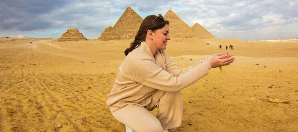 una donna alle piramidi, Egitto deserto del Sahara