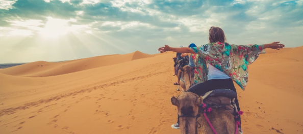 Motorata nel Deserto di Hurghada all’alban, una donna a dorso di un cammello