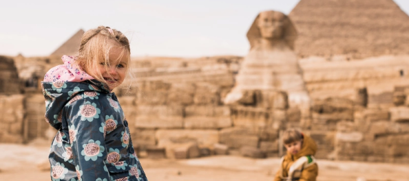 Viaggio Capodanno Egitto, una bambina davanti alle piramidi