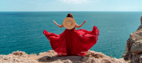 Una donna davanti al mar rosso, egitto natale 2025