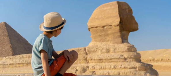un bambino davanti alla sfinge, escursione dal porto sokhna al cairo