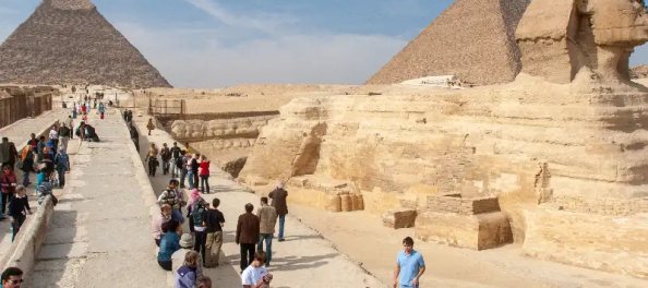 un gruppo di turisti visitano le piramidi