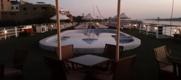 la piscina a bordo hapi 5, crociera sul nilo da assuan a luxor