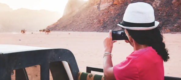 Donna a wadi Rum, vacanza giordania