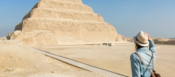 Donna a Saqqara, capodanno al cairo