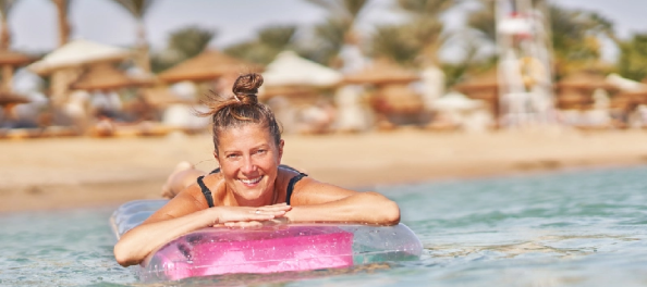 donna su materasso gonfiabile a hurghada, offerte pasqua in egitto