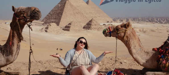 donna seduta vicino alle piramidi tra due cammelli, tour egitto piramidi e mare