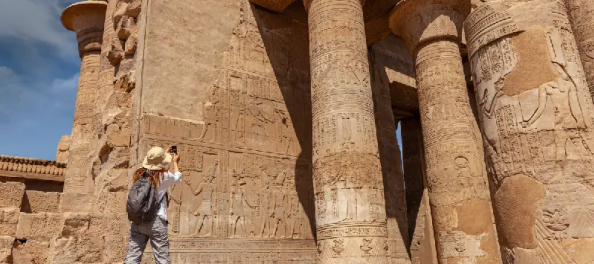 donna scatta una foto al tempio di karnak in egitto, tour egitto piramidi e mare