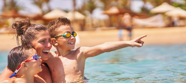 una madre con i suoi figli a hurghada, hurghada piramidi