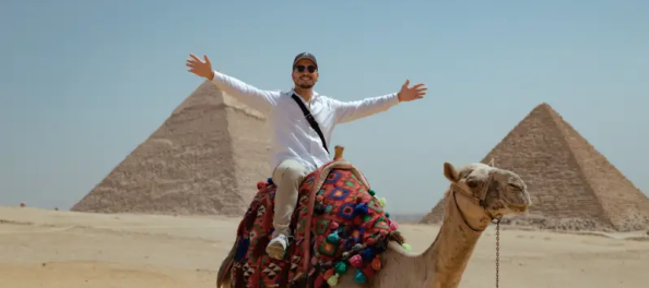 una donna davanti alle piramidi di giza, tour cairo e luxor