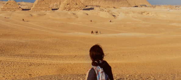 una ragazza davanti alle piramidi, crociera sul nilo più mare