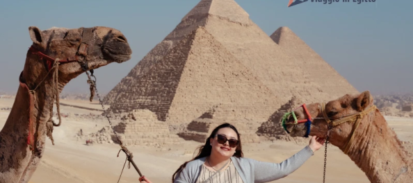 una donna davanti alle piramidi, crociera sul nilo e sharm el sheikh