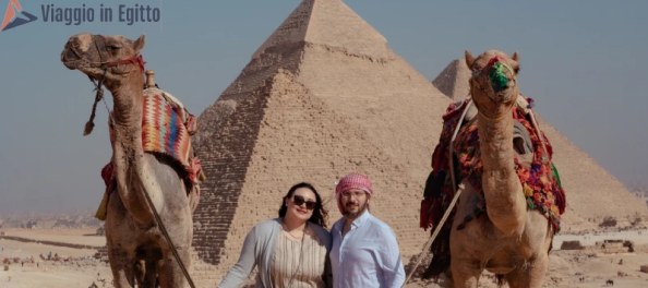 una coppia davanti alle piramidi, viaggio piramidi egitto