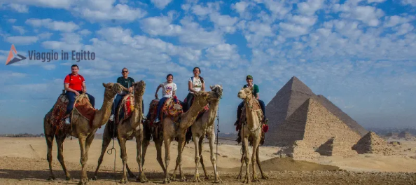 una famiglia davanti alle piramidi, escursione dal porto sokhna al cairo