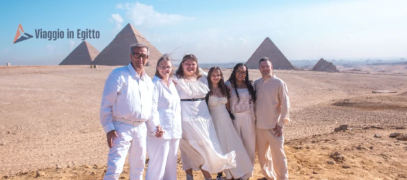 una famiglia davanti alle piramidi, escursione da porto alessandria alle piramidi
