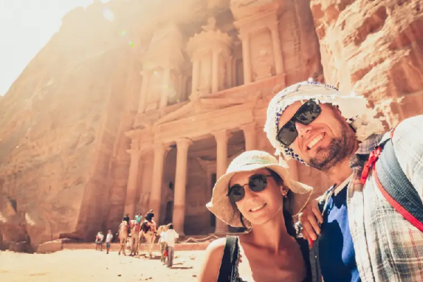 come vestirsi in giordania, una coppia a petra