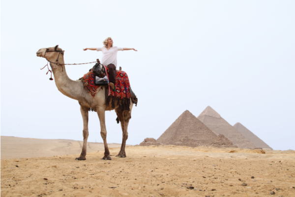 piramidi di giza altezza, una donna a dorso di un cammello