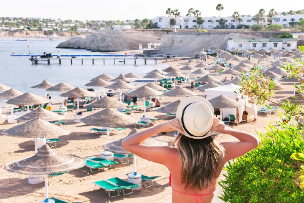 una donna a sharm al mar rosso, si può fare il bagno in egitto a dicembre