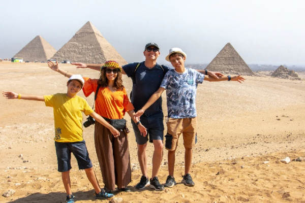 turisti davanti alle piramidi di giza, cosa vedere in egitto in 5 giorni