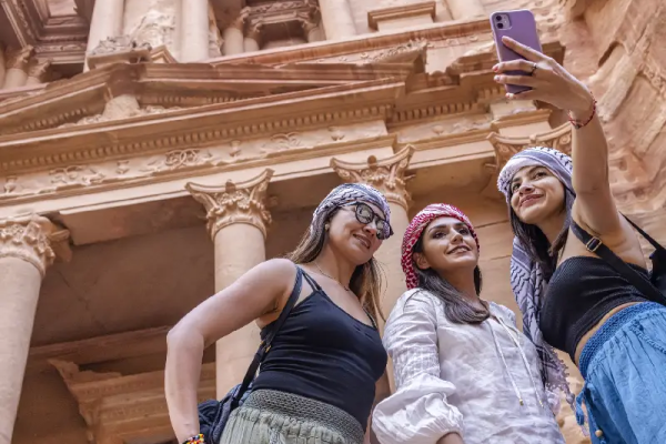 tre ragazze a petra, sicurezza in giordania