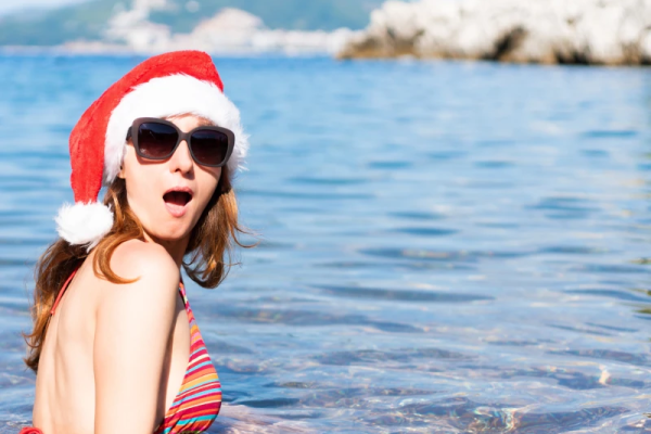 Ragazza con cappello da Babbo Natale in riva al mare, Egitto a Natale