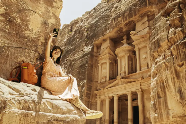 una bella ragazza davanti petra, giordania cosa vedere.